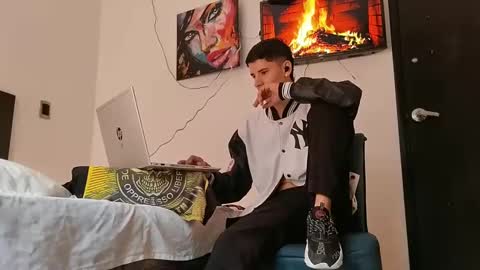 Snapshot of jhongrey2 chatting on 01.21.25 jhon online show from 01.21.25