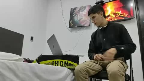 Snapshot of jhongrey2 chatting on 01.28.25 jhon online show from 01.28.25