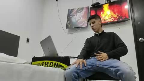 Snapshot of jhongrey2 chatting on 02.02.25 jhon online show from 02.02.25