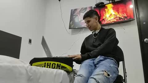 Snapshot of jhongrey2 chatting on 02.02.25 jhon online show from 02.02.25