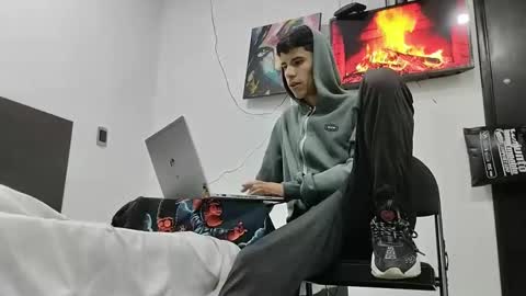 Snapshot of jhongrey2 chatting on 02.13.25 jhon online show from 02.13.25