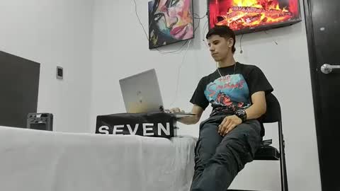 Snapshot of jhongrey2 chatting on 03.01.25 jhon online show from 03.01.25