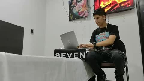 Snapshot of jhongrey2 chatting on 03.01.25 jhon online show from 03.01.25