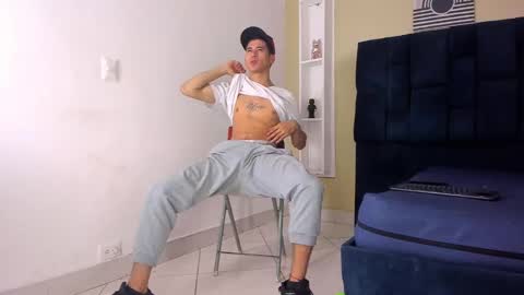 Snapshot of jhonn_rhyss chatting on 01.28.25 Jhon online show from 01.28.25