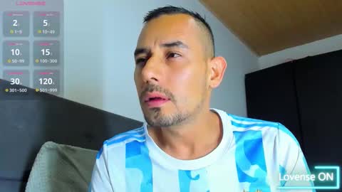 Snapshot of jhonyalzate chatting on 11.12.25 Jhony Alzate online show from 11.12.25