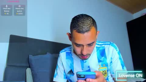 Snapshot of jhonyalzate chatting on 11.16.25 Jhony Alzate online show from 11.16.25