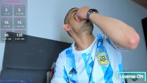 Snapshot of jhonyalzate chatting on 11.26.25 Jhony Alzate online show from 11.26.25