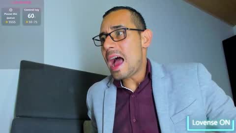 Snapshot of jhonyalzate chatting on 12.18.25 Jhony Alzate online show from 12.18.25