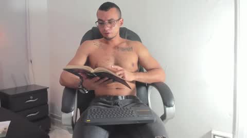 Snapshot of johan_miller1 chatting on 11.22.25 johan online show from 11.22.25