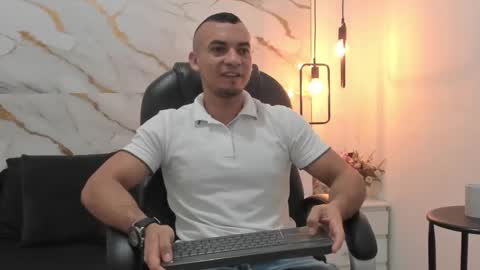 Snapshot of johan_miller1 chatting on 11.26.25 johan online show from 11.26.25