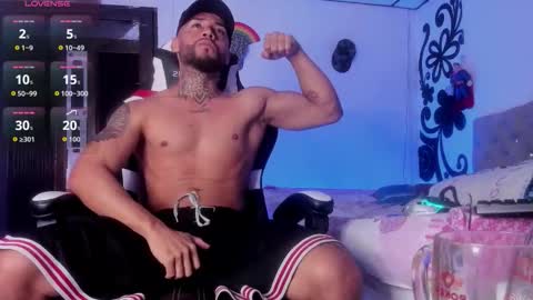 Snapshot of juan_bruce chatting on 11.03.25 juan online show from 11.03.25