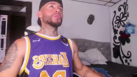 Snapshot of juan_bruce chatting on 11.20.25 juan online show from 11.20.25