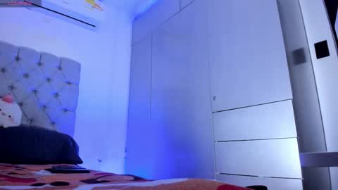 independent model online show from 10.16.25