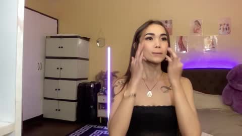 Snapshot of judiella chatting on 01.06.25 EloiseMoree online show from 01.06.25
