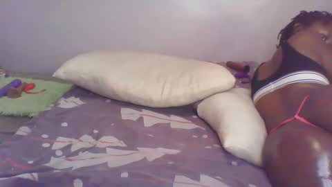 Snapshot of juicy_assgamma chatting on 09.30.25 juicyass online show from 09.30.25