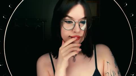 Snapshot of juicy_burrito chatting on 11.17.25 Bella online show from 11.17.25