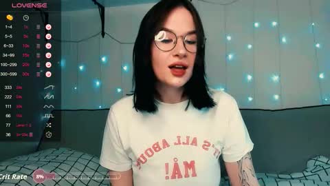 Snapshot of juicy_burrito chatting on 11.22.25 Bella online show from 11.22.25