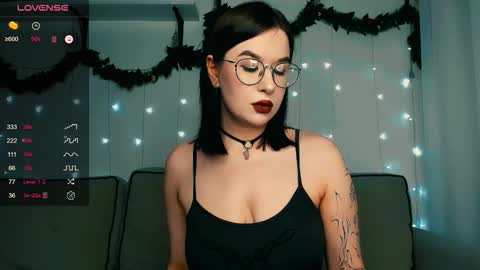 Snapshot of juicy_burrito chatting on 12.21.25 Bella online show from 12.21.25