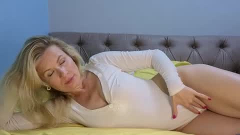 julia_giulia online show from 10.30.25