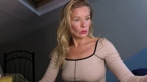 julia_giulia online show from 11.12.25