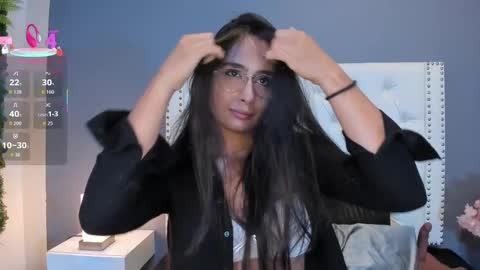 J U L IA   M A R T I N E Z online show from 09.19.25