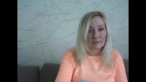Snapshot of julia_mee chatting on 11.18.25 Julia mee online show from 11.18.25