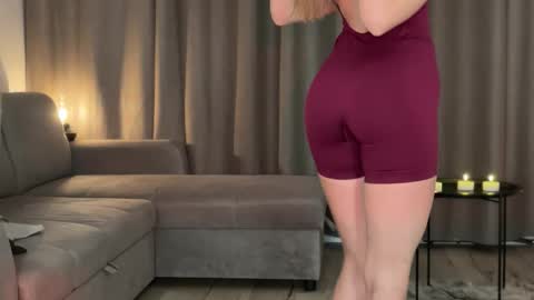 Julia R Le online show from 10.22.25