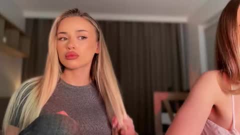 Julia R Le online show from 11.12.25