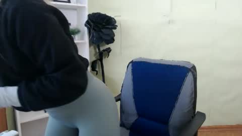 Snapshot of juliacrazy_ chatting on 02.19.25 juliacrazy_ online show from 02.19.25