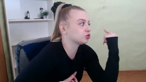 Snapshot of juliacrazy_ chatting on 03.09.25 juliacrazy_ online show from 03.09.25