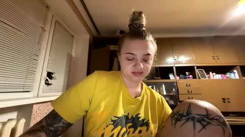 Snapshot of juliacrazy_ chatting on 10.04.25 juliacrazy_ online show from 10.04.25