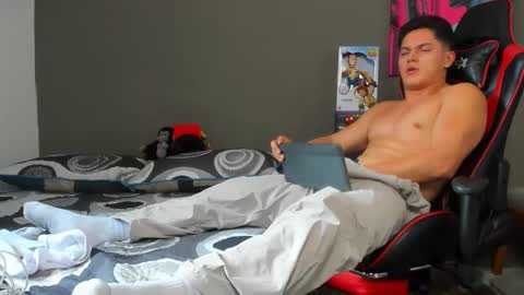 julian_wallace1 online show from 05.21.26
