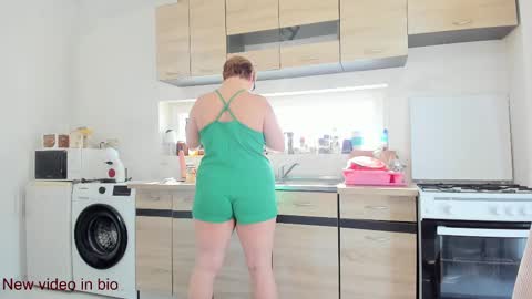 Snapshot of juliana35 chatting on 02.19.25 juliana35 online show from 02.19.25