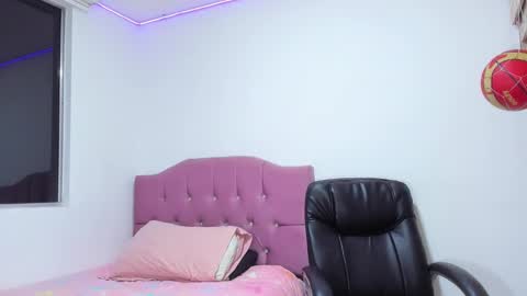 Snapshot of juliana_aristizabal_ chatting on 10.19.25 juliana Aristizabal online show from 10.19.25