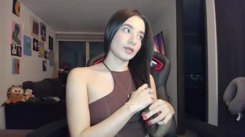 Snapshot of julidavila chatting on 11.08.25 Jeimy Help me to reach 100 thumbs up online show from 11.08.25