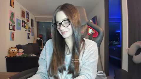 Snapshot of julidavila chatting on 11.10.25 Jeimy Help me to reach 100 thumbs up online show from 11.10.25