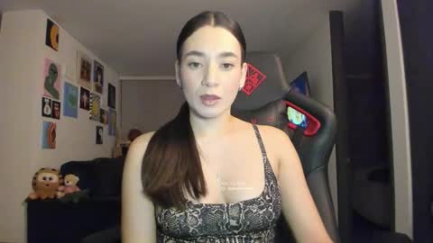 Snapshot of julidavila chatting on 11.24.25 Jeimy Help me to reach 100 thumbs up online show from 11.24.25