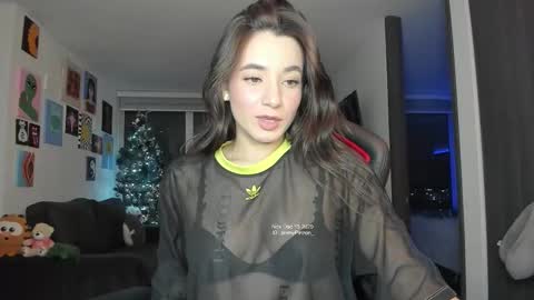 Snapshot of julidavila chatting on 12.16.25 Jeimy Help me to reach 100 thumbs up online show from 12.16.25