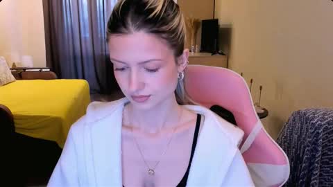 Snapshot of julie_flores chatting on 02.10.26 Julie online show from 02.10.26