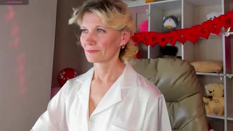 Julie Lucasss online show from 02.14.26