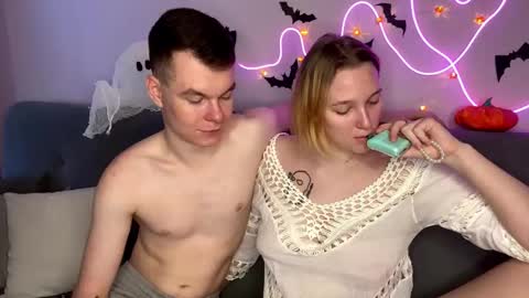 Julie and Thomas online show from 10.31.25