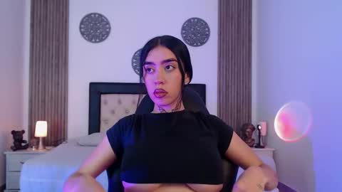 Snapshot of julieta_de_los_angeles chatting on 12.22.25 Julieta online show from 12.22.25