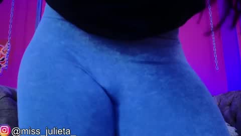 Snapshot of julieta_russell chatting on 05.12.26 Julieta online show from 05.12.26