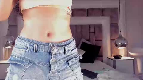 Hi guys It is a pleasure to have you here I am Julieta  online show from 12.22.25