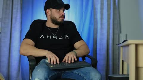 JULiUS   online show from 01.05.25