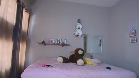 Snapshot of just_isa chatting on 05.29.26 Isa y Luci online show from 05.29.26