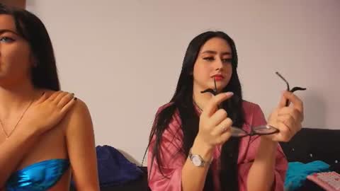Snapshot of just_isa chatting on 07.21.26 Isa y Luci online show from 07.21.26