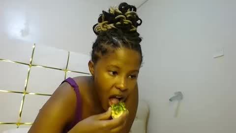 Snapshot of kadime001 chatting on 02.10.25 kadime online show from 02.10.25