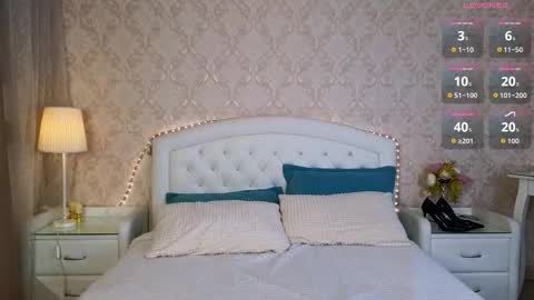 Kaia Monday Thursday FridaySaturdaySunday online show from 11.17.25