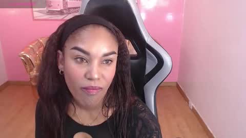 Snapshot of kamala_a chatting on 12.18.25 Kamala. Live 2100 - 600 online show from 12.18.25